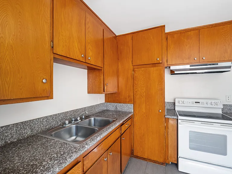 710 E 6th St #6 — Photo 7