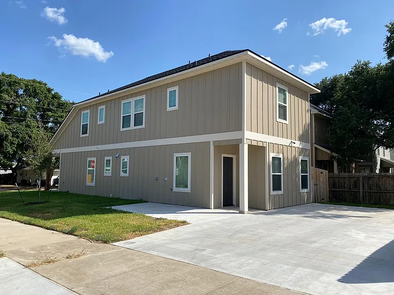 205 Sterling St — Photo 18