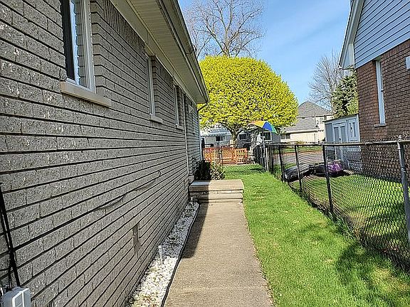 5th image of 38088 Lakeville St