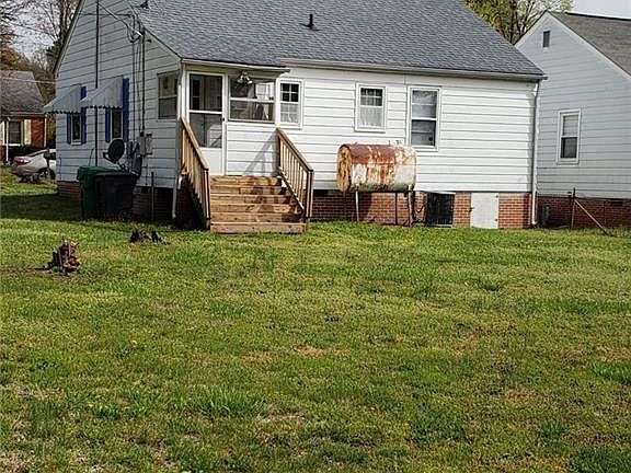 3rd image of 914 Rosewood Pl