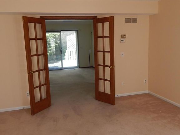 4th image of 2850 Gladstone Ave