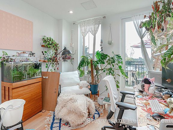 5th image of 218 Bainbridge St #3B