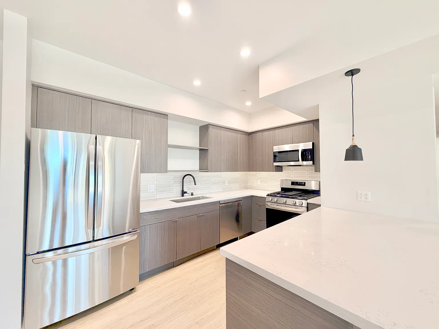 2 bed, 1300 sqft, $4,195 — Photo 2
