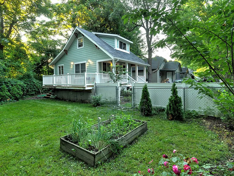 917 N Maple Ave — Photo 2