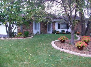 310 Stonehurst Ln, Roselle, IL 60172