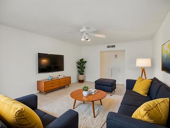 3rd image of 1009 E Concorda Dr
