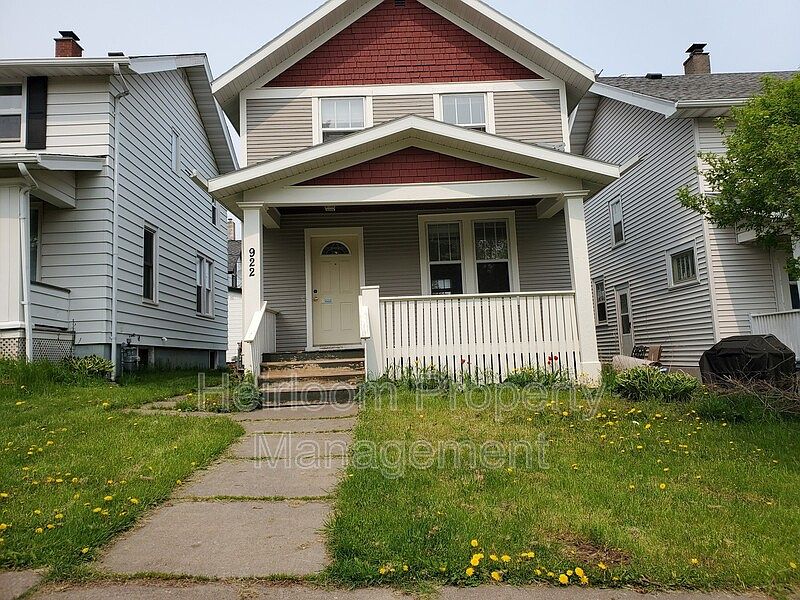 1st image of 922 N 13th Ave E