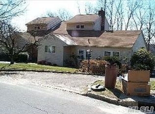 130 Mimosa Dr, Roslyn, NY 11576