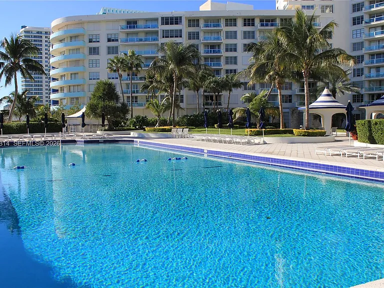 5161 Collins Ave #502 — Photo 32