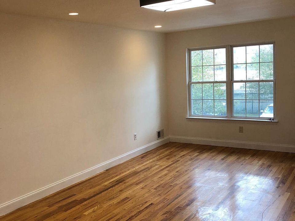 1st image of 111 Dartmouth Loop #2