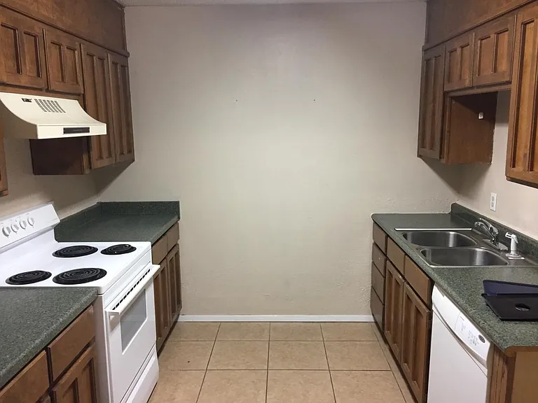 1012 Poplar St — Photo 2