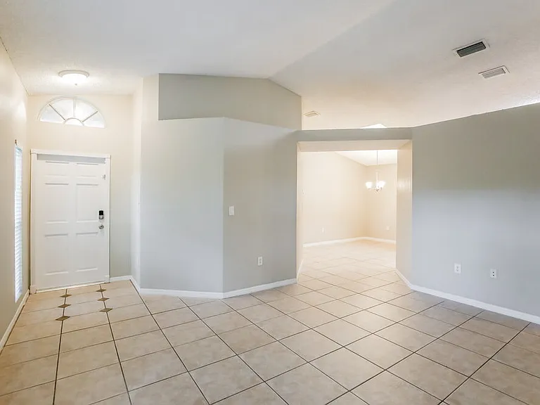 428 Lakeside Cir — Photo 4