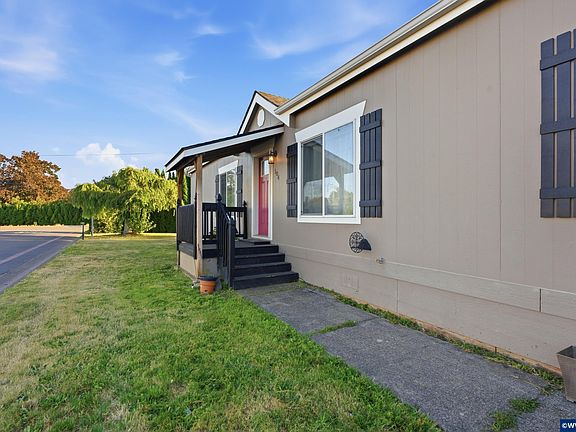 3rd image of 104 Essex Dr SE