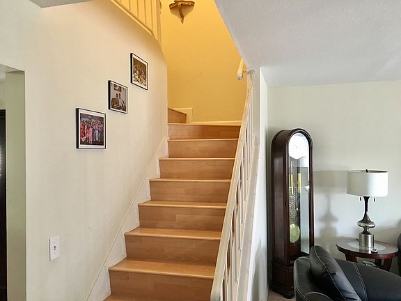 4th image of 1929 Greenleaf Dr