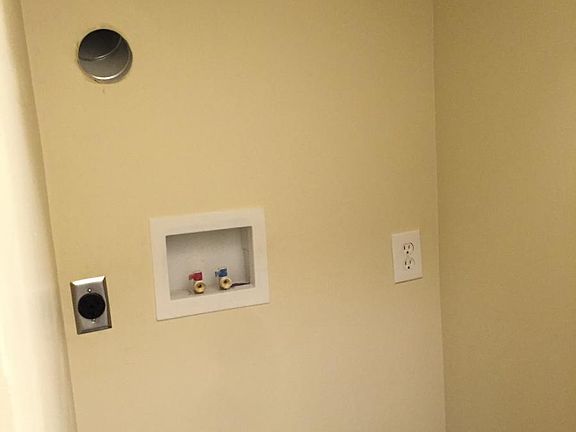 633 Emerald B Laundry Closet_03312016