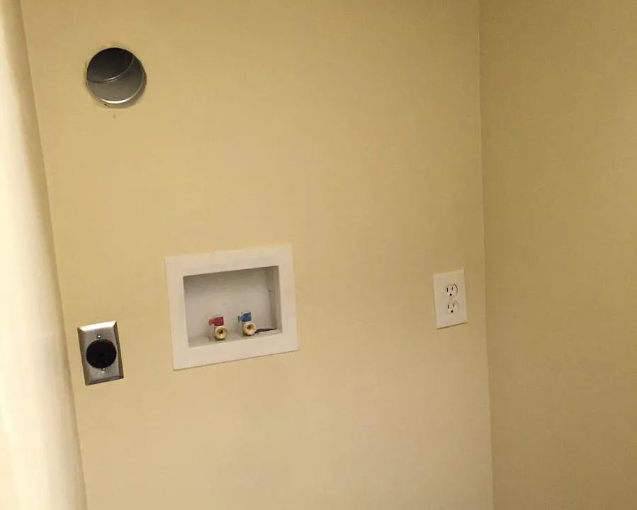 633 Emerald B Laundry Closet_03312016