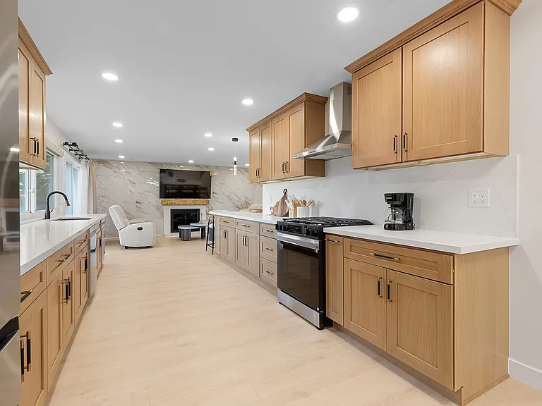 9851 Cloverdale Ave — Photo 34