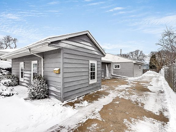 2121 Virginia St Racine WI-print-022-11-