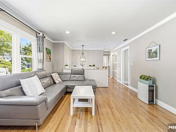 3rd image of 850 Edgewater Ave