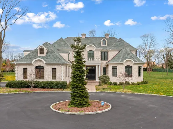 2 Arborfield Court, Old Westbury, NY 11568