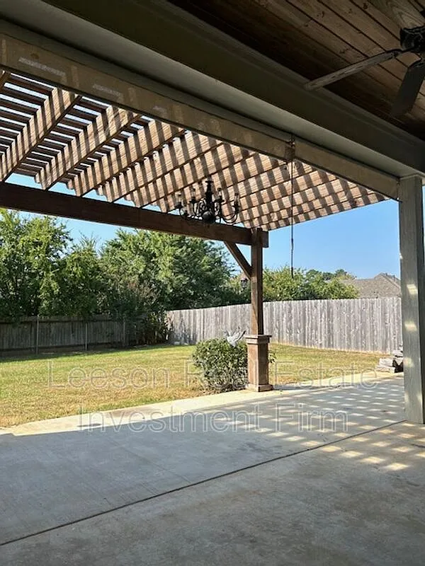 4 bed, 2.0 bath, 2152 sqft, $2,400 — Photo 2