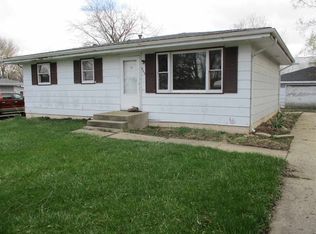 906 Iroquois Ave, Rockford, IL 61102