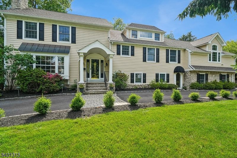 1st image of 2 Briarwood Dr