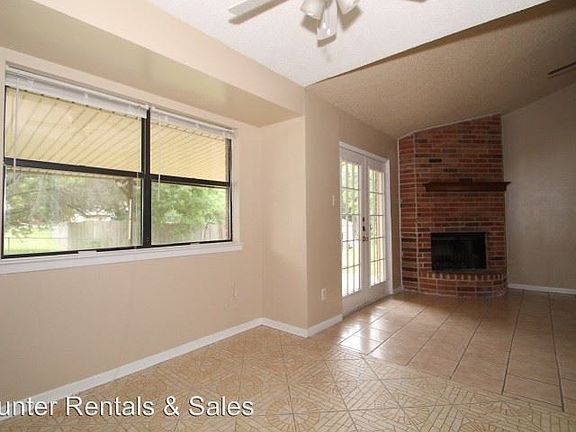 3rd image of 604 Courtney Ln
