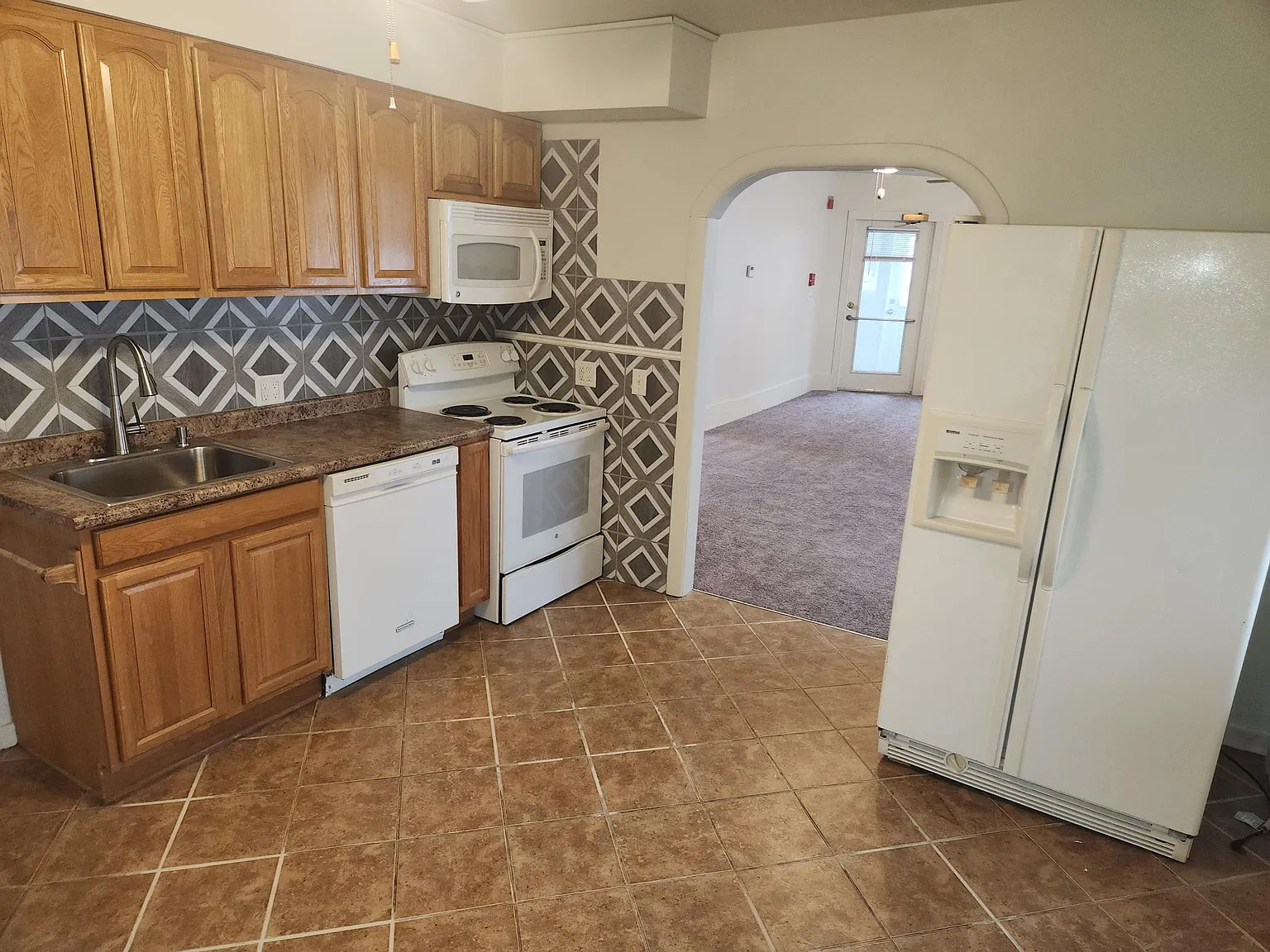 2 bed, 1050 sqft, $1,900 — Photo 2