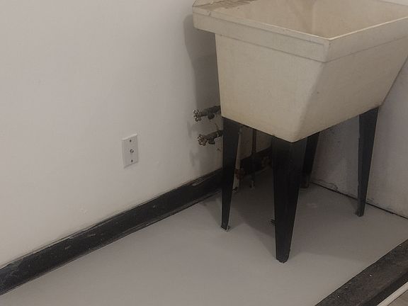 2nd image of 513 Miller Ave APT A