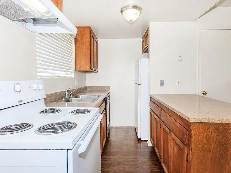 Sunburst Apartments — Photo 22