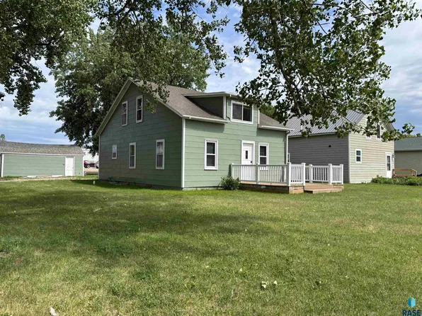 724 W 1st Ave, Miller, SD 57362