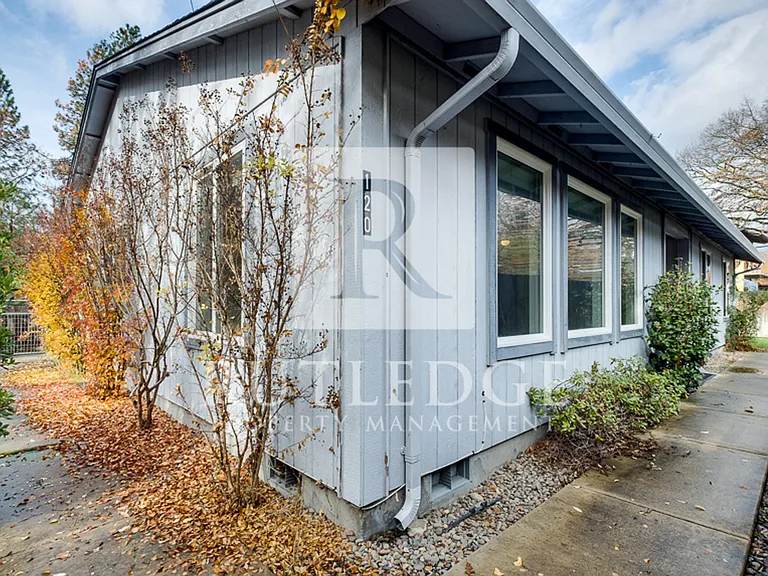 120 Mallory Ln — Photo 2