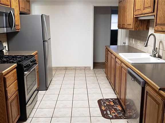 3rd image of 937 Miramar Pl