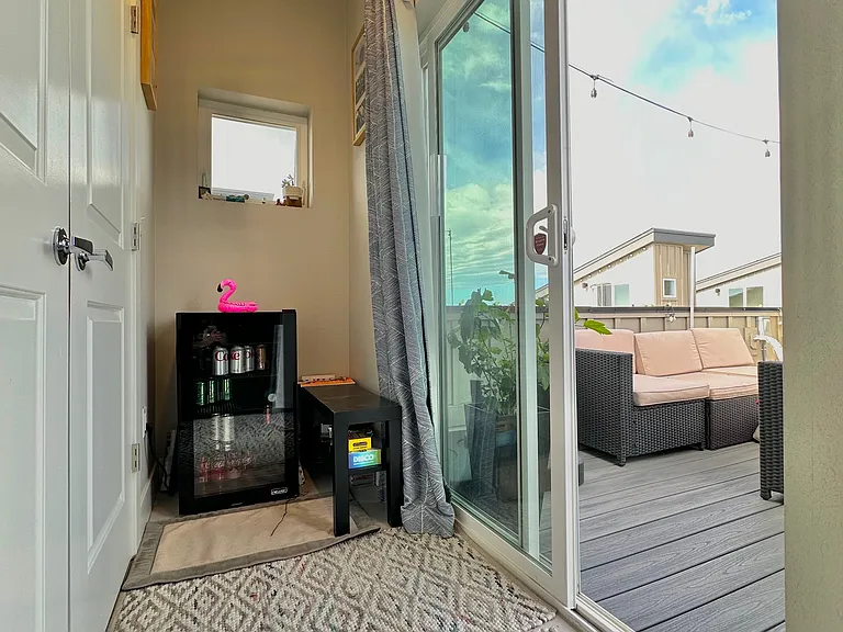 Deck entryway (4th floor)