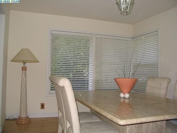 5th image of 32 Kazar Ct