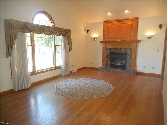 3rd image of 108 Forest Creek Dr