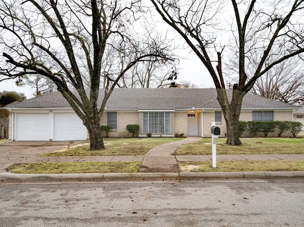1214 Crestridge St, Ennis, TX 75119