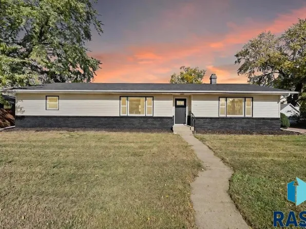 206 W Hemlock St, Beresford, SD 57004