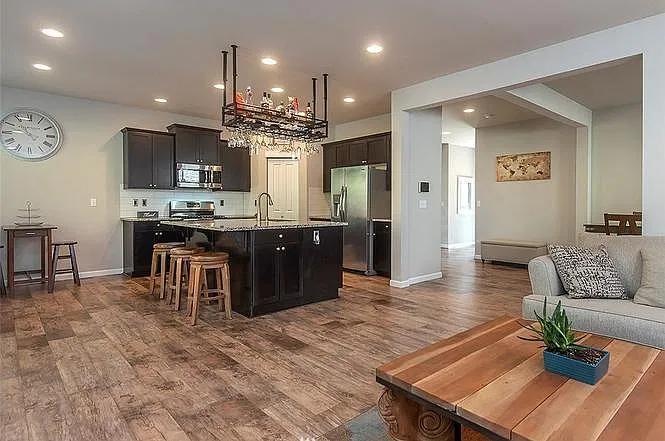 4 bed, 2.5 bath, 2300 sqft, $3,400 — Photo 4