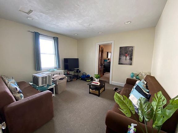 3rd image of 139 Gainsborg Ave