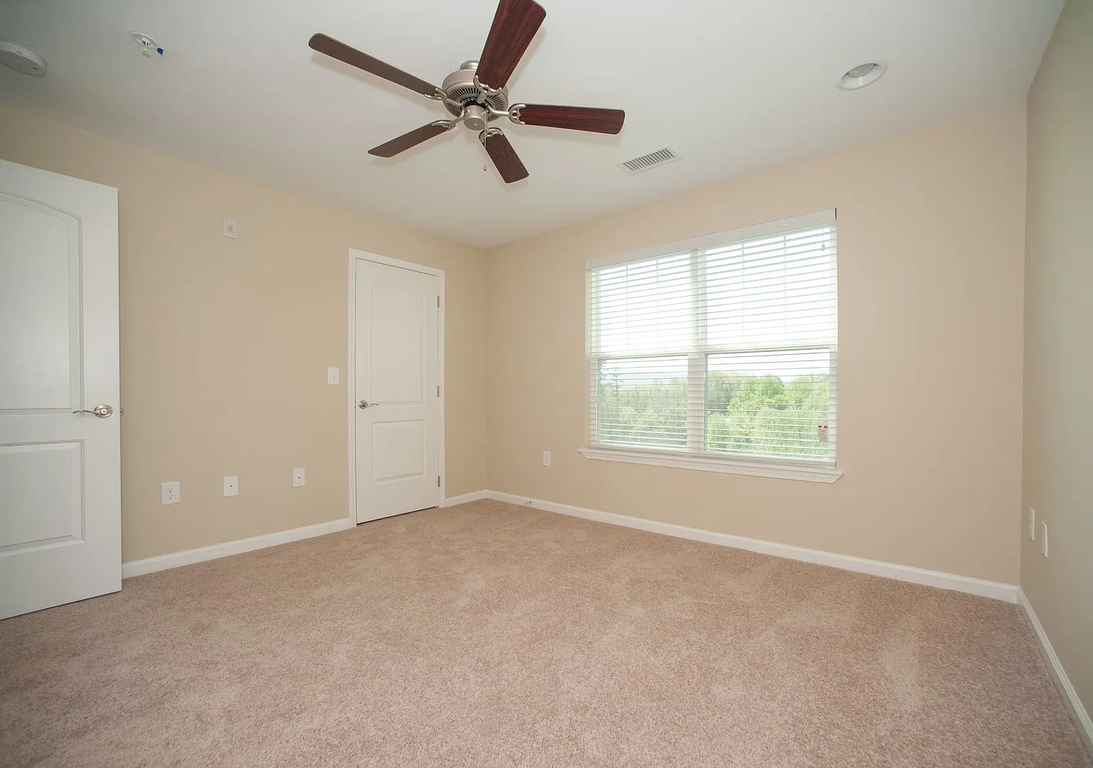 3 Bedroom Townhouse At The Woodlands - End Unit * Only $500 Deposit - End Unit- 1 Month Free When... — Photo 3