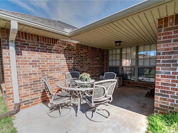 3rd image of 923 Tilghman Dr