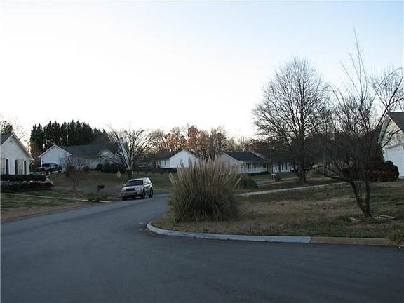 4th image of 403 Belcross Dr