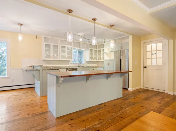 10 Durham Road, Freeport, ME 04032