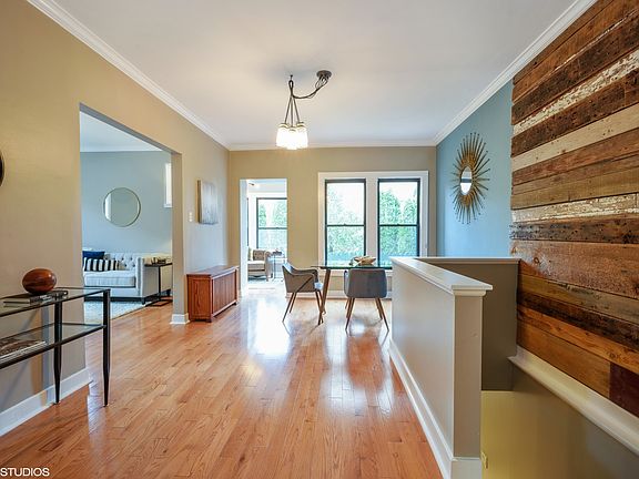 4th image of 621 W Cornelia Ave #7