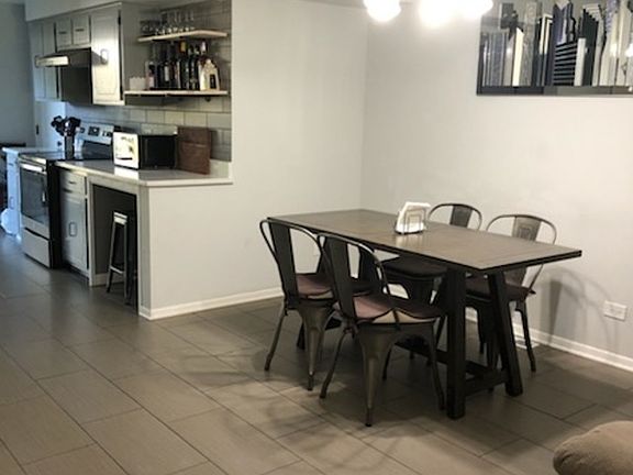 4th image of 915 N York St APT 201