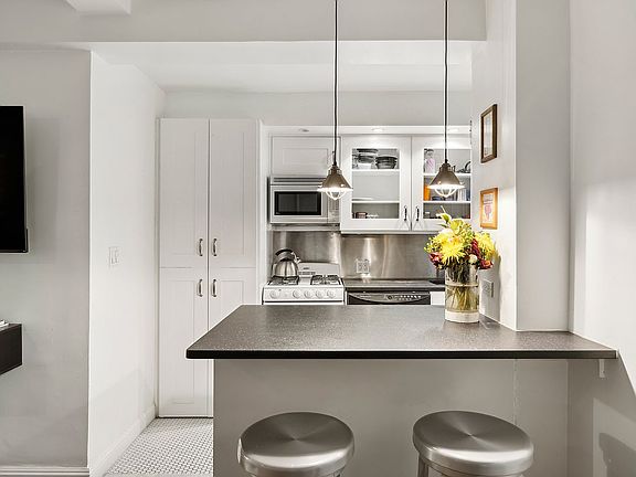 5th image of 424 E 52nd St APT 2D