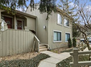 766 Oak Hill Rd APT B, Lake Barrington, IL 60010