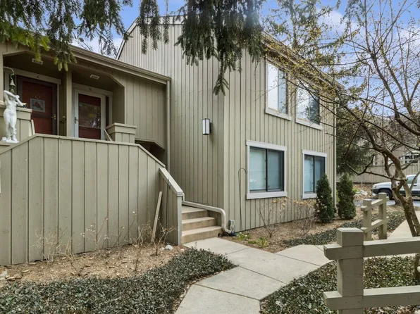 766 Oak Hill Rd APT B, Lake Barrington, IL 60010